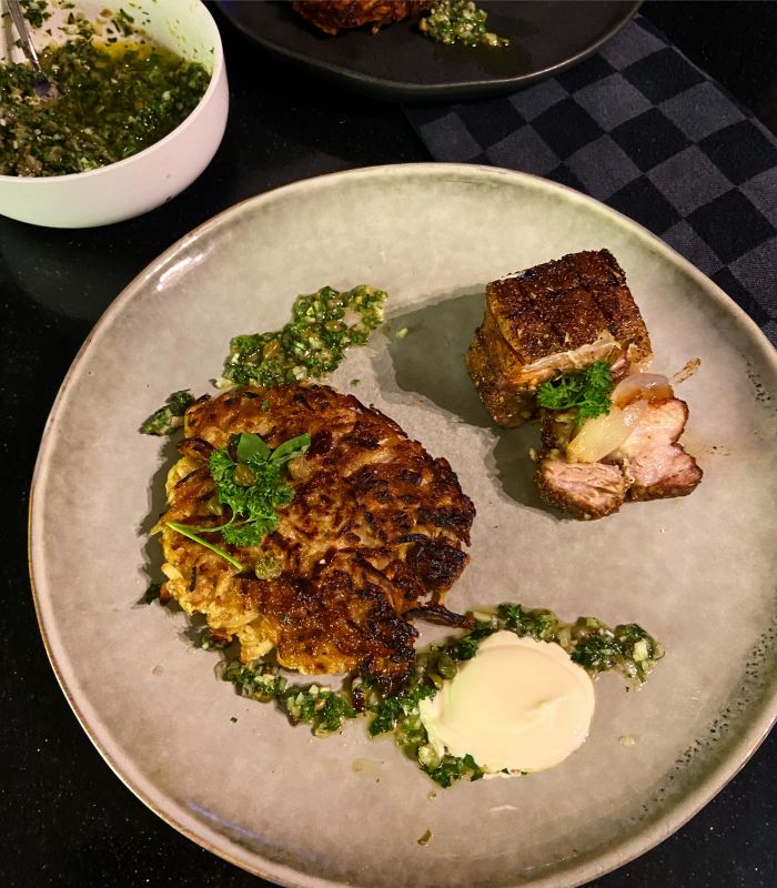 Knolselderij rosti met buikspek en Salsa Verde