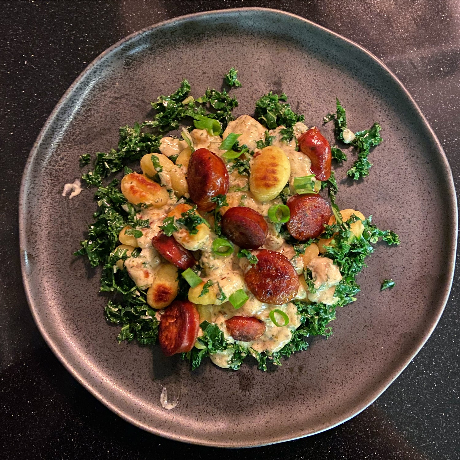 Gnocchi met boerenkool, chorizo en Boursin-roomsaus