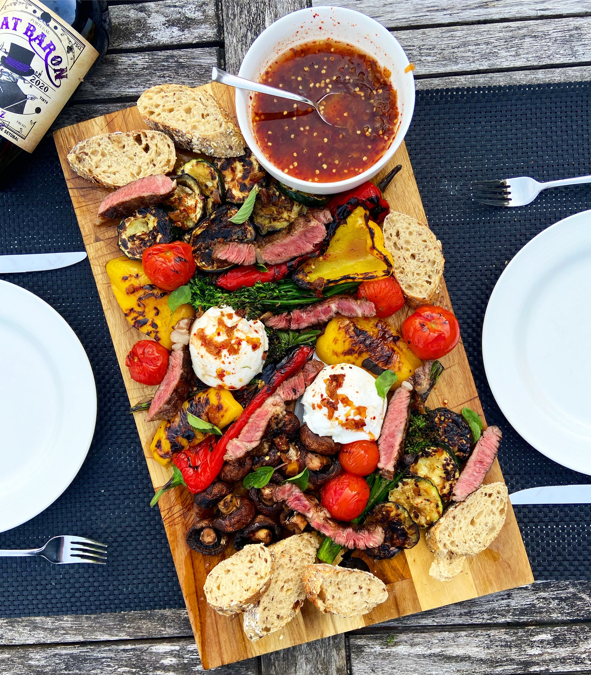 Gegrilde groente salade met buffelmozzarella en rib-eye