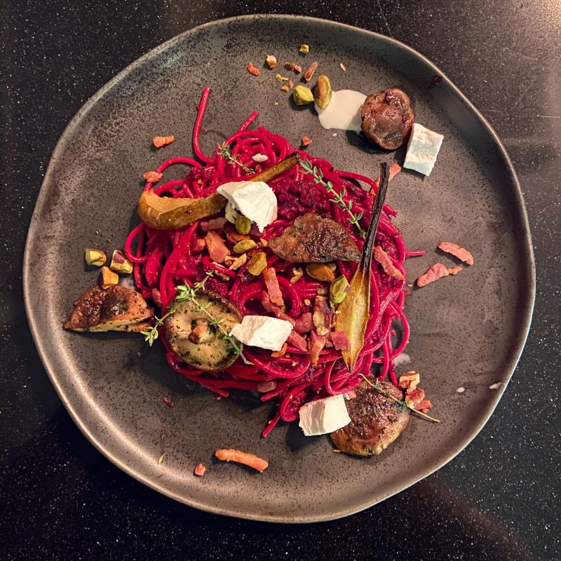 Rode bieten spaghetti met geitenkaas, Shiitake, gekarameliseerde peer en spekjes.