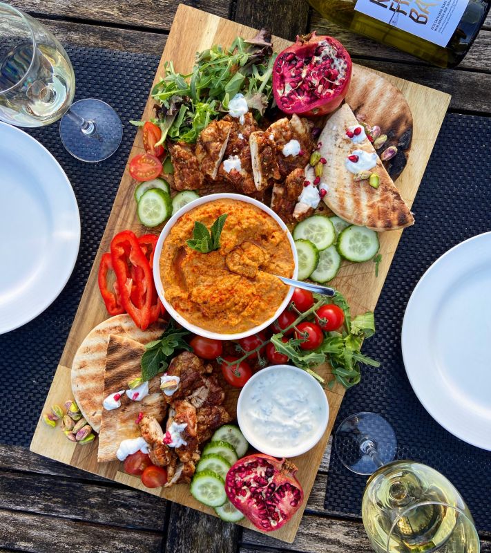 Spicy paprika hummus met Midden-Oosterse kip, tzatziki en pitabroodje