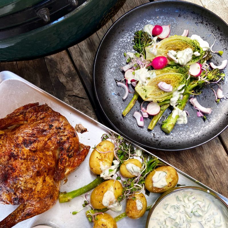 Gegrilde kip met krokante aardappeltjes en groene salade