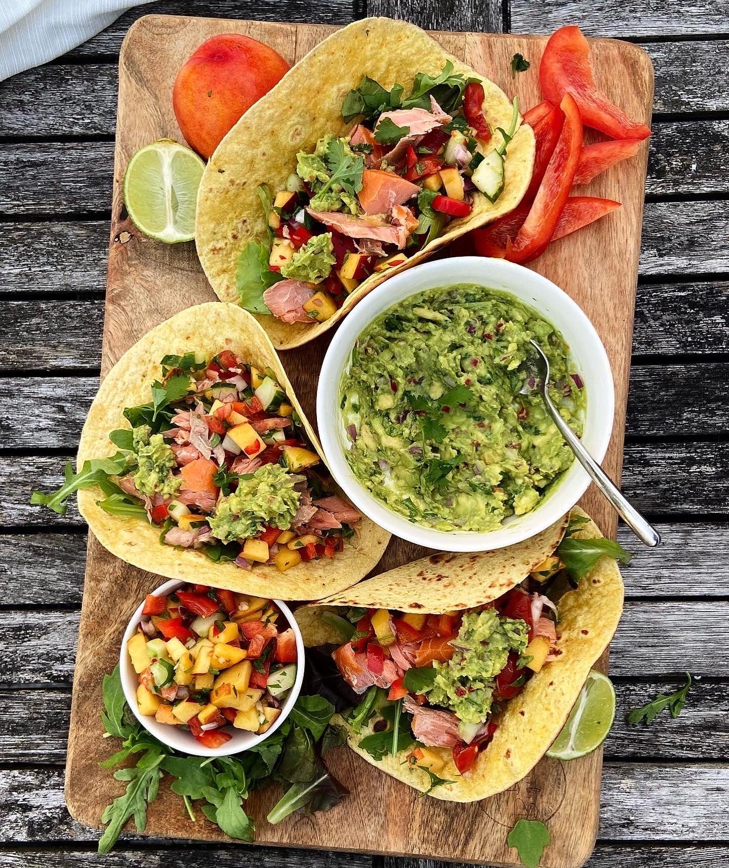 Mais wraps met nectarine-salsa, guacamole en warmgerookte zalm
