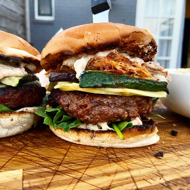 Beef burger met pulled chicken en geroosterde groenten