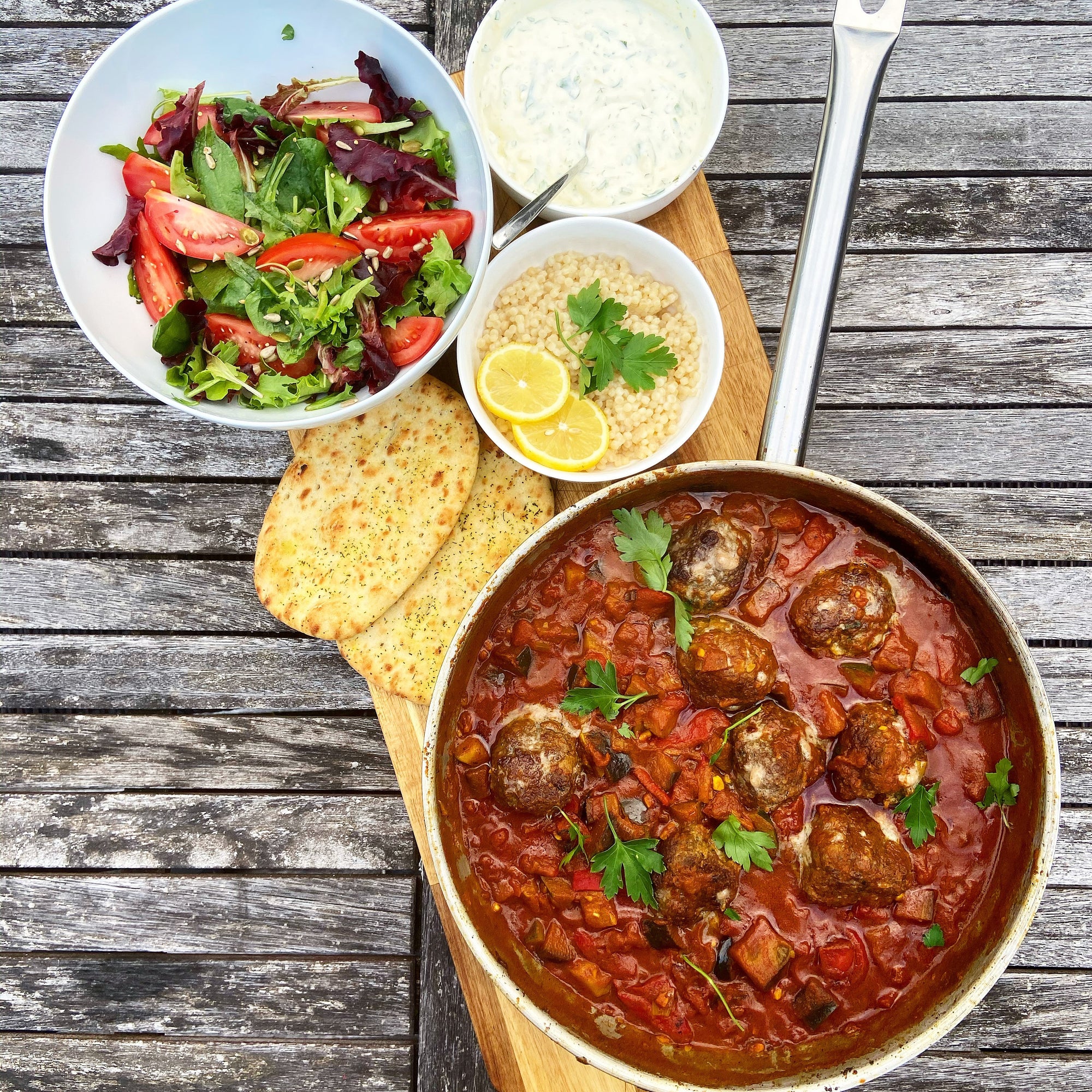 Marokkaanse gehaktballen met aubergine en parelcouscous