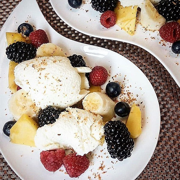 Makkelijke witte chocolade kokos mousse met vers fruit