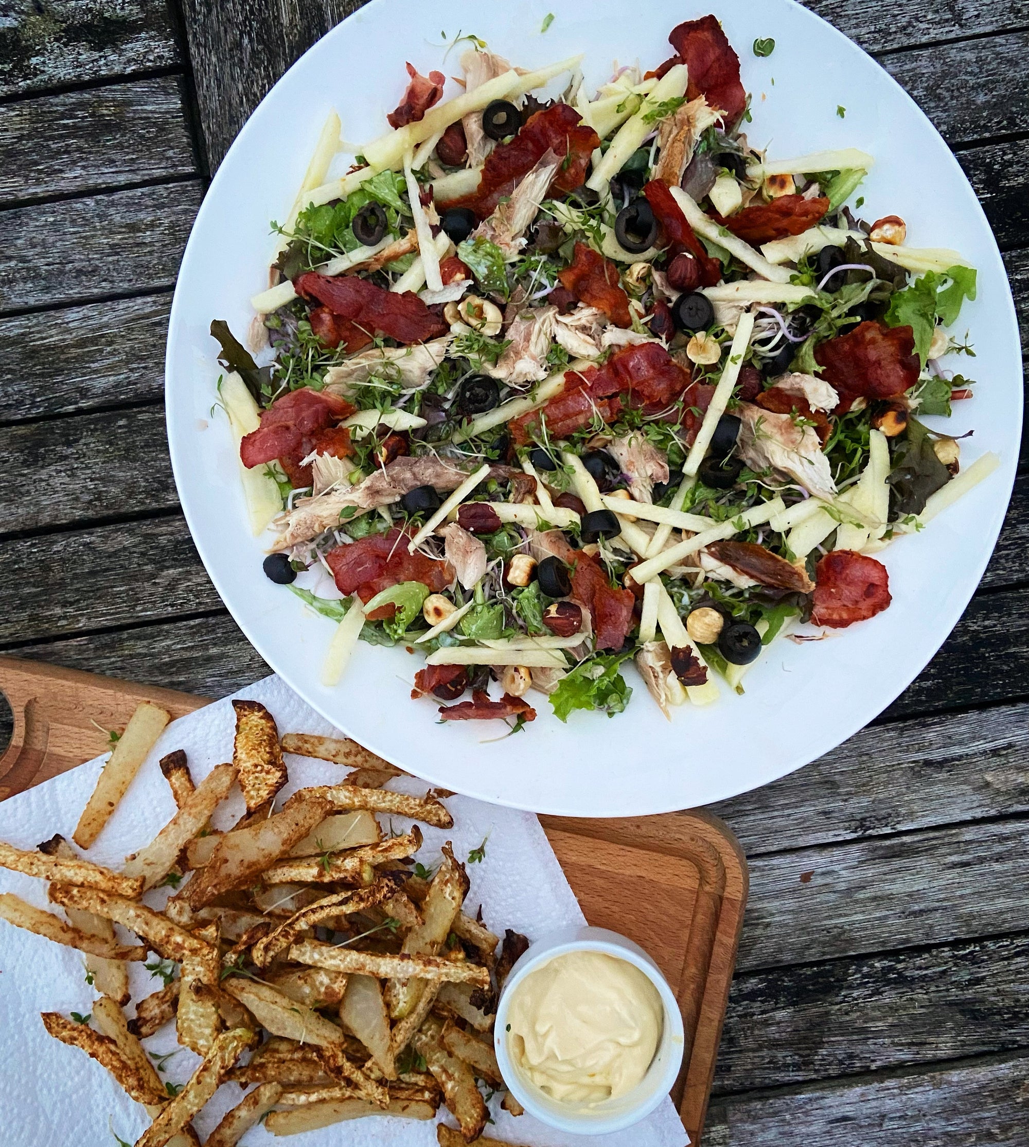 Salade met makreel en krokante pancetta met koolrabi frietjes en knoflookmayonaise