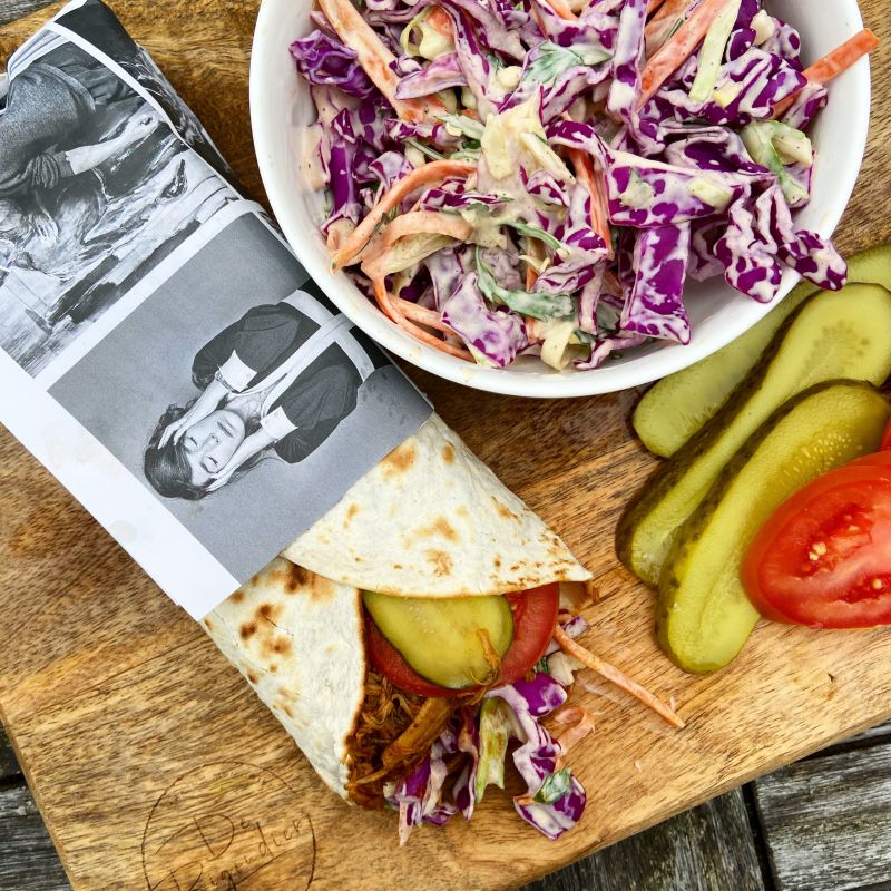 Pulled chicken wrap met american coleslaw