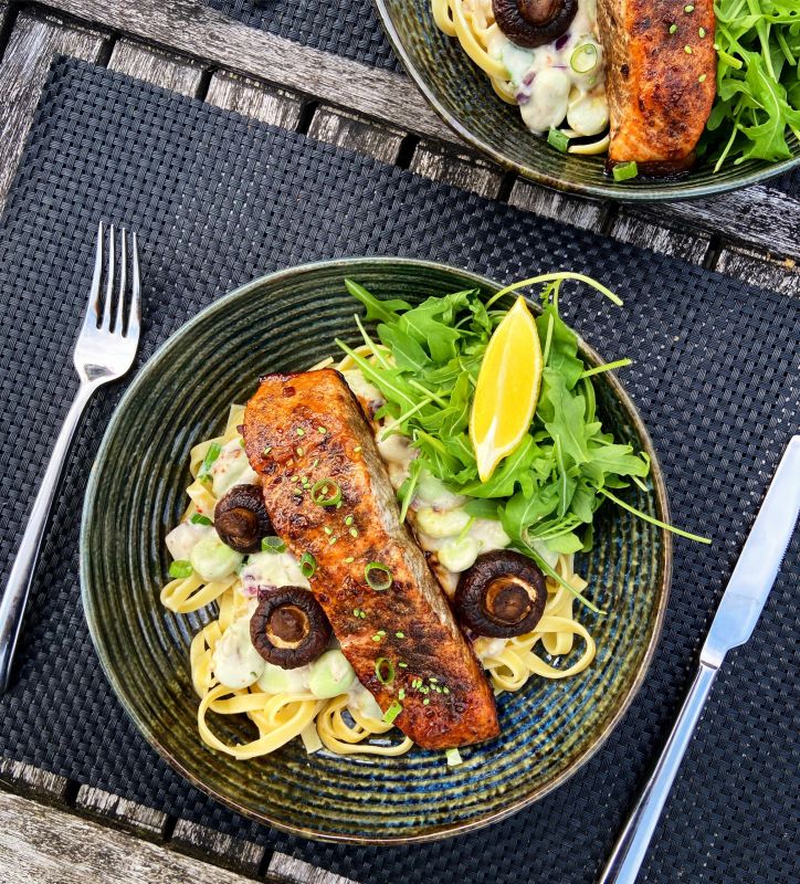 Tagliatelle met roomsaus, gegrilde champignons, tuinbonen en gegrilde zalm.