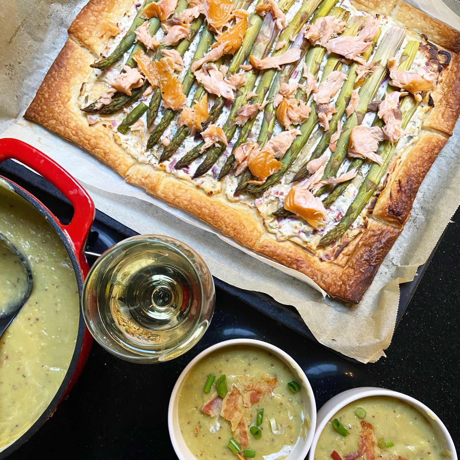 Mosterdsoep met groene asperges plaattaart met warm gerookte zalm