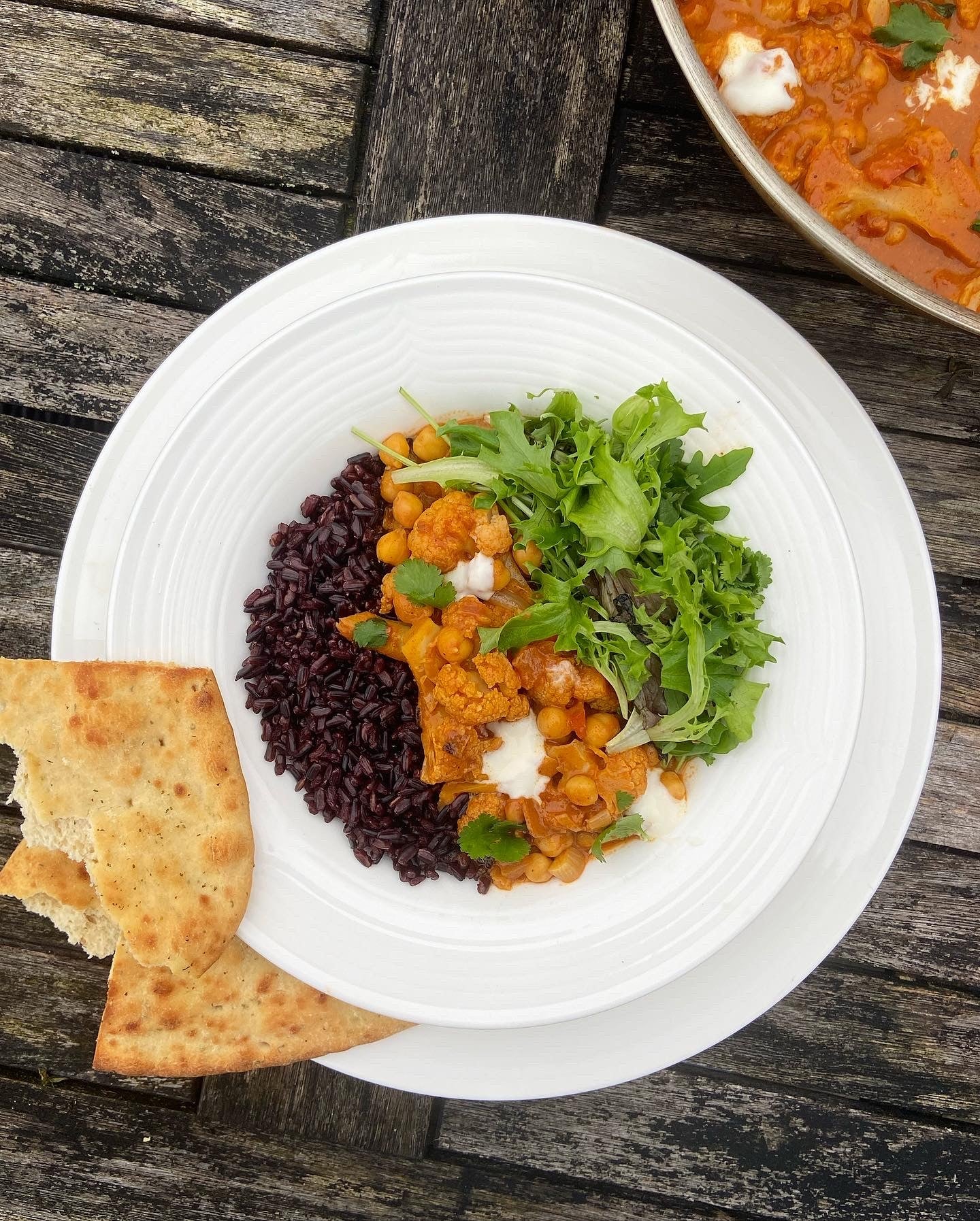 Indiase bloemkoolcurry met kikkererwten en crispy naanbrood